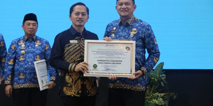 KAB. HSS RAIH PRESTASI GEMILANG: KEPATUHAN PELAYANAN PUBLIK TAHUN 2023 MENCAPAI ZONA HIJAU TERTINGGI DI KALIMANTAN SELATAN