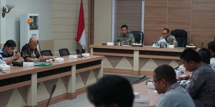 SEKDA KAB. HSS PIMPIN RAPAT STRATEGIS: MEMBAHAS PENEGASAN BATAS DESA UNTUK KEJELASAN ADMINISTRASI DAN KEPASTIAN HUKUM