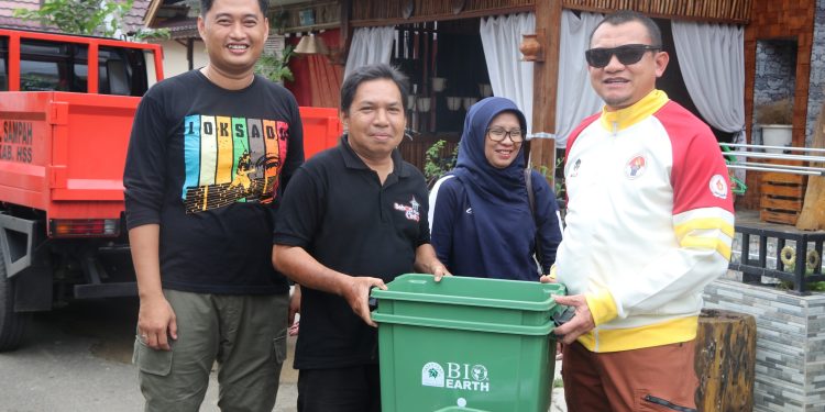 PJ. BUPATI HSS MENINJAU SECARA LANGSUNG KEGIATAN JUM’AT BERSIH DALAM RANGKA PENILAIAN ADIPURA.