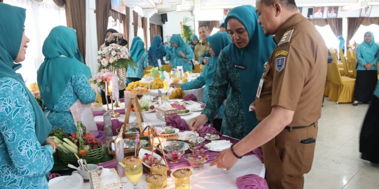 BERAGAM LOMBA MASAK, PJ. BUPATI HSS DAN PJ. KETUA TP. PKK KAB. HSS KAGUM MAKANAN YANG DIHIDANGKAN ENAK DAN BERKELAS