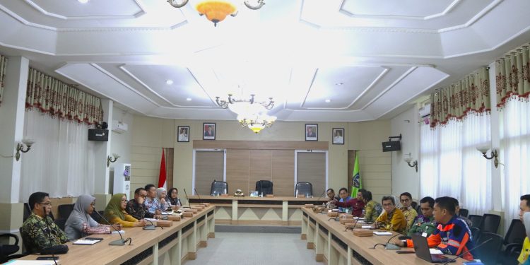 SEKDA KAB. HSS PIMPIN RAPAT KOORDINASI RENCANA RELOKASI PEMBANGUNAN PUSKESMAS BAJAYAU