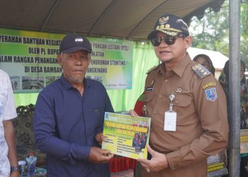 SERAHKAN BANTUAN PEKARANGAN PANGAN LESTARI, PJ. BUPATI INGIN PENANGANANAN INFLASI, STUNTING, DAN KEMISKINAN EKSTRIM DAPAT TERKENDALI