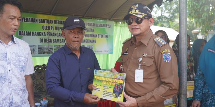 SERAHKAN BANTUAN PEKARANGAN PANGAN LESTARI, PJ. BUPATI INGIN PENANGANANAN INFLASI, STUNTING, DAN KEMISKINAN EKSTRIM DAPAT TERKENDALI
