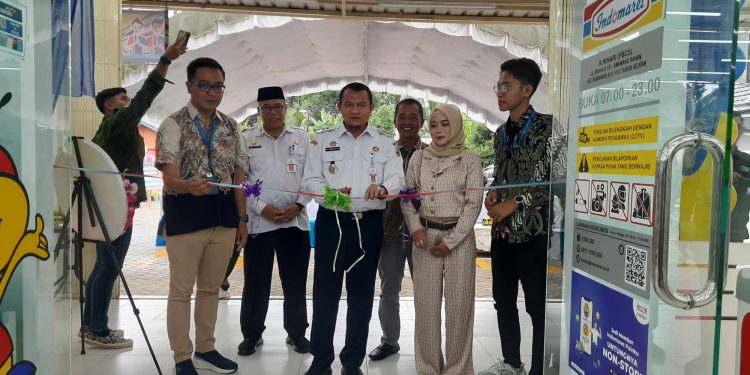 PJ BUPATI HSS RESMIKAN GERAI INDOMARET BUKHARI, MENYIRATKAN HARAPAN BARU BAGI EKONOMI LOKAL HSS