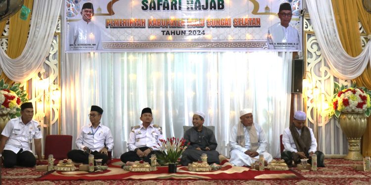 MAKNAI PERINGATAN ISRA MI’RAJ, PEMKAB HSS PERERAT SILATURAHMI BERSAMA MASYARAKAT DAHA UTARA DENGAN SAFARI RAJAB