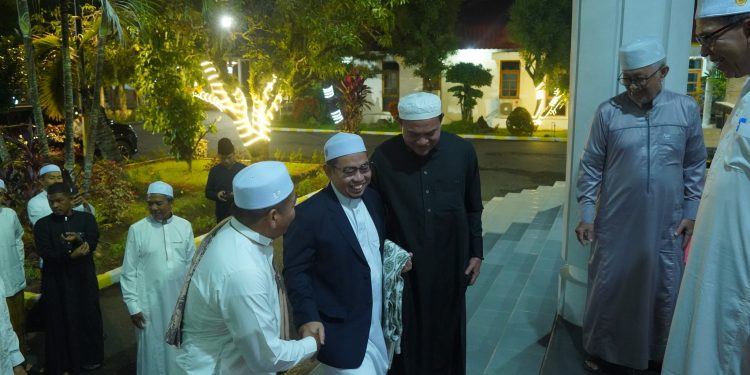 BUPATI HSS SAMBUT KEDATANGAN KH. AHMAD BARMAWI, PENGASUH MAJELIS TAKLIM DARUL MUSTHOFA AMPERA KULUR KABUPATEN TAPIN