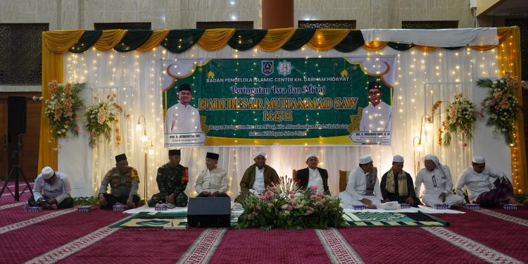 PENJABAT BUPATI HSS DRS. H. HERMANSYAH,MM MENGHADIRI DENGAN KHIDMAT PERINGATAN ISRA DAN MI’RAJ NABI MUHAMMAD SAW DI MASJID NURUL HIDAYAH KAWASAN ISLAMIC CENTER