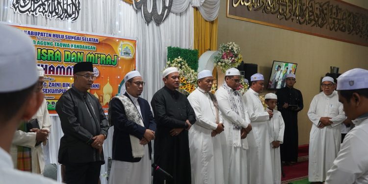 PENJABAT BUPATI HSS MENGHADIRI DENGAN KHIDMAT PERINGATAN ISRA DAN MI’RAJ NABI MUHAMMAD SAW SEKALIGUS HAUL KH. MUHAMMAD ZAINI BIN ABDUL GANI DI MASJID AGUNG TAQWA KANDANGAN