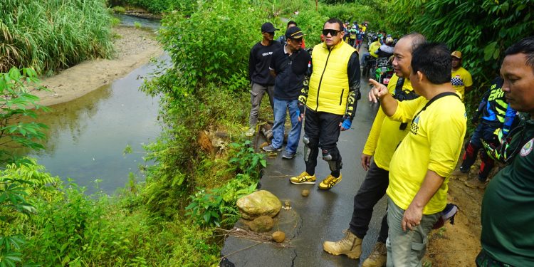 LANGKAH PENUH SEMANGAT: PJ. BUPATI HSS DAN ROMBONGAN ‘TURKAM DE LOKSADO’ BERJUANG DI JALUR PENUH RINTANG MENUJU PENINGKATAN INFRASTRUKTUR DAN KESEJAHTERAAN MASYARAKAT