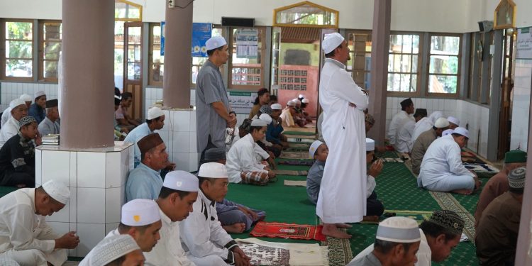 BERSILATURRAHMI DENGAN WARGA, PJ. BUPATI LAKSANAKAN SHOLAT JUMAT DENGAN MASYARAKAT PATIGAN