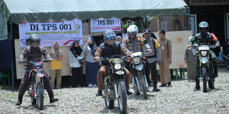 PASTIKAN KESIAPAN PELAKSANAAN PEMILU 2024 LANCAR, PJ. BUPATI  LAKUKAN PENINJAUAN TPS KELILING MENGGUNAKAN MOTOR TRAIL