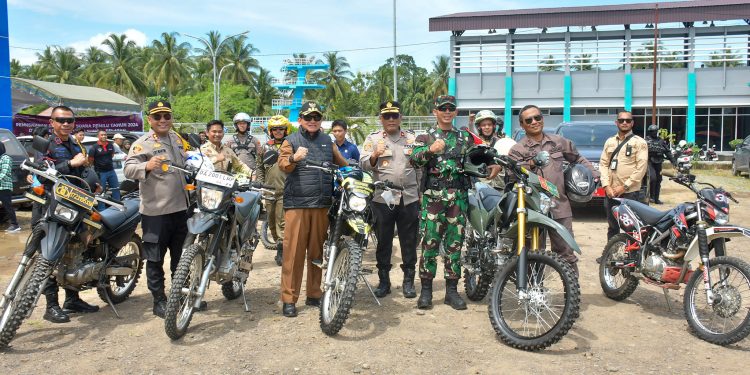 DENGAN MENGGUNAKAN MOTOR TRAIL, PJ BUPATI HSS BERSAMA FORKOPIMDA TINJAU PERSIAPAN TPS PEMILU