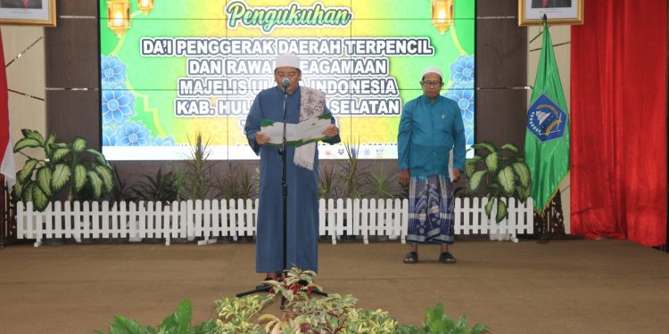 DISAKSIKAN PJ. BUPATI, SEBANYAK 31 ORANG DA’I PENGGERAK DAERAH TERPENCIL & RAWAN KEAGAMAAN DIKUKUHKAN KETUA MUI HSS