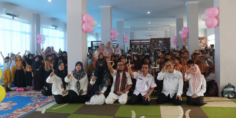 PERPUSDA KANDANGAN BERDONGENG BERSAMA KAK IMAN SURAHMAN: TUMBUHKAN MINAT BACA ANAK-ANAK