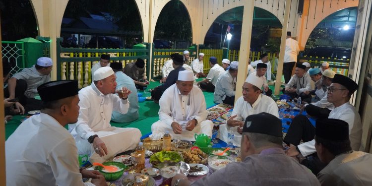 PEMKAB HSS GELAR SAFARI RAMADHAN DENGAN BERBUKA PUASA DAN SHOLAT MAGRIB BERJAMAAH BERSAMA MASYARAKAT DESA LONGAWANG