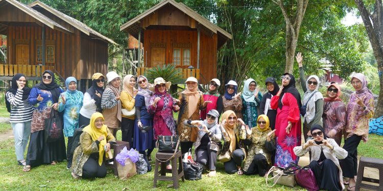 MERASAKAN KEAJAIBAN ALAM : KUNJUNGAN DHARMA WANITA PERSATUAN PROVINSI KALSEL DI LOKSADO