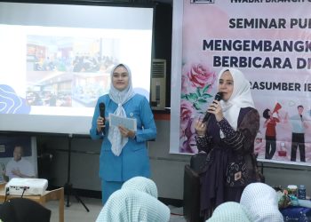 IWABRI KANDANGAN DAULAT PJ. KETUA PKK HSS SEBAGAI NARSUM SEMINAR