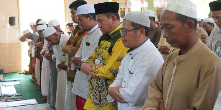 SETELAH BERBAGI KASIH, PJ BUPATI HSS SHOLAT JUM’AT DAN BERSILATURAHMI DI DESA BATANG KULUR TENGAH