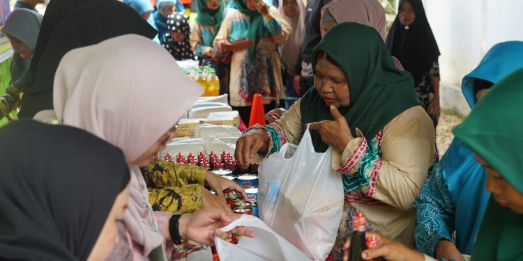 MEMBANTU MASYARAKAT, PEMERINTAH KABUPATEN HSS GELAR PASAR MURAH DAN BANSOS DI DESA LOKBINUANG