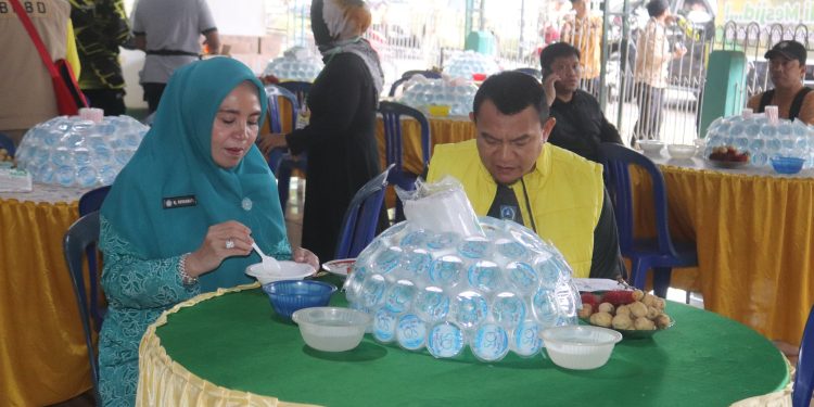 LANGKAH BERSAMA MENUJU KEBAIKAN: PJ. BUPATI DAN PJ. KETUA PKK KABUPATEN HULU SUNGAI SELATAN HADIRI SAPRAH AMAL MESJID AL-MINNAH