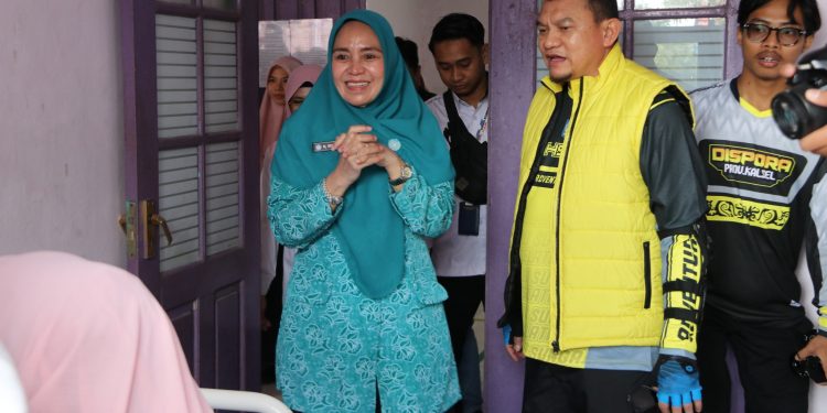 PJ. BUPATI HSS DAN PJ. KETUA TP. PKK KAB. HSS PANTAU PELAKSANAAN KEGIATAN BAKSOS PEKAN PELAYANAN KB