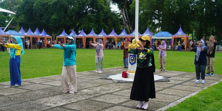 MENGINSPIRASI KESEHATAN DAN KEBERSAMAAN: SENAM BERSAMA PEMERINTAH DAERAH KABUPATEN HULU SUNGAI SELATAN