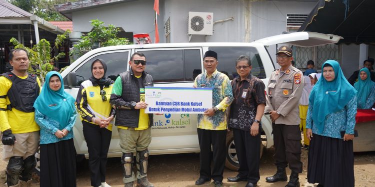 TINGKATKAN PELAYANAN KESEHATAN DAN TANGGAP DARURAT PJ. BUPATI HSS BERSAMA PJ. KETUA TP. PKK HSS SERAHKAN MOBIL AMBULANCE CSR BANK KALSEL