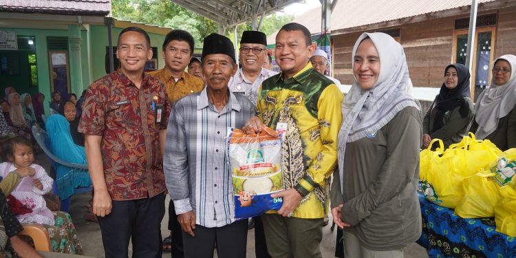 TULUS DAN PENUH KASIH, PJ BUPATI HSS DAN PJ KETUA TP PKK SISIR DESA-DESA BAGIKAN BANTUAN SOSIAL