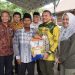 TULUS DAN PENUH KASIH, PJ BUPATI HSS DAN PJ KETUA TP PKK SISIR DESA-DESA BAGIKAN BANTUAN SOSIAL