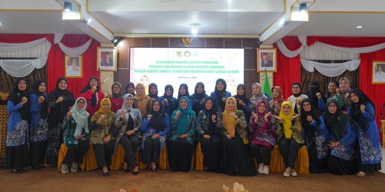 MEMPERERAT TALI SILATURAHMI: KUNJUNGAN DHARMA WANITA PERSATUAN PROVINSI KALSEL KE KABUPATEN HSS