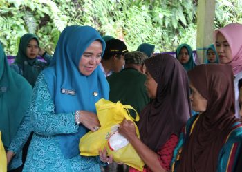 RINGANKAN BEBAN MASYARAKAT, PJ KETUA PKK HJ. RUSNAWATI TINJAU PASAR MURAH DAN BAGIKAN BANSOS