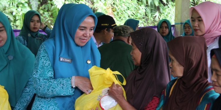 RINGANKAN BEBAN MASYARAKAT, PJ KETUA PKK HJ. RUSNAWATI TINJAU PASAR MURAH DAN BAGIKAN BANSOS