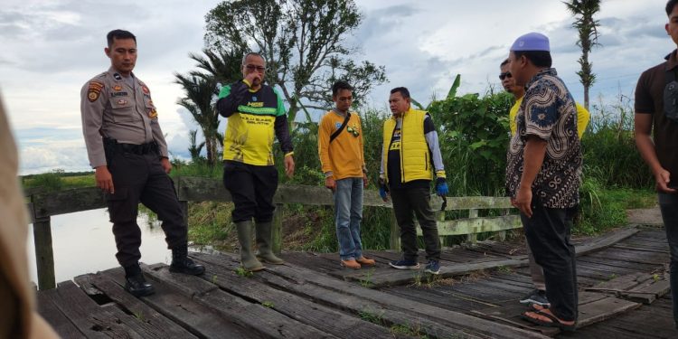 PJ. BUPATI HSS TINJAU LANGSUNG BEBERAPA DESA DI KECAMATAN SIMPUR YANG BUTUH PENANGANAN