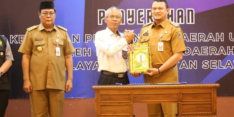 PJ. BUPATI HERMANSYAH SERAHKAN LKPD TA 2023 KEPADA BPK