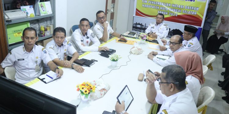 IKUTI RAKOR PENGENDALIAN INFLASI DAERAH MELALUI ZOOM MEETING, PJ BUPATI KATAKAN INFLASI KABUPATEN HSS MASIH CUKUP STABIL DAN TERTANGANI