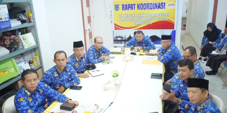 PJ BUPATI BERSAMA TIM TPID HSS RUTIN IKUTI RAKOR PENGENDALIAN INFLASI DAERAH TAHUN 2024 OLEH KEMENDAGRI RI