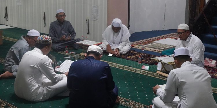 PJ. BUPATI HSS IKUTI TADARUS AL-QUR’AN SELEPAS SHOLAT TARAWIH DI MESJID ASSA’ADAH TANIRAN KUBAH