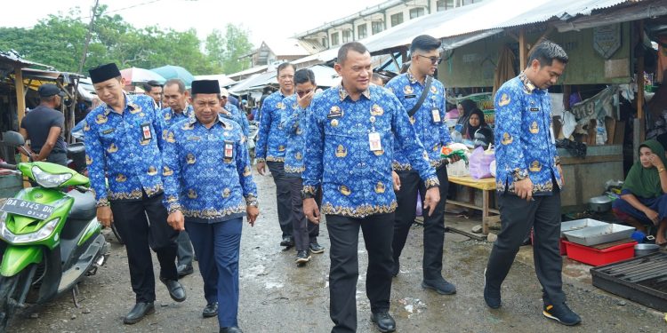 UPAYA TERUS KENDALIKAN INFLASI DAN STABILITAS HARGA BAHAN POKOK, PJ BUPATI HSS TINJAU LANGSUNG PASAR TERPADU