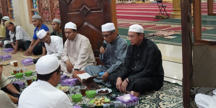 KEHANGATAN RAMADHAN: PJ BUPATI HSS HERMANSYAH BUKA PUASA, BERSILATURAHMI DAN SHOLAT MAGRIB BERJAMAAH DI MASJID AGUNG TAQWA