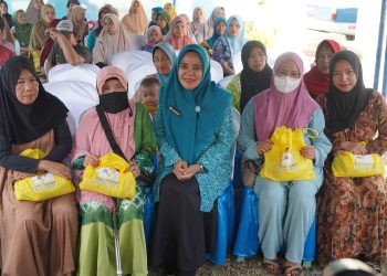 PJ KETUA PKK HJ. RUSNAWATI TINJAU PASAR MURAH DAN BAGIKAN BANSOS DI DESA GAMBAH DALAM