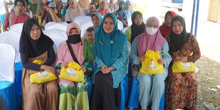 PJ KETUA PKK HJ. RUSNAWATI TINJAU PASAR MURAH DAN BAGIKAN BANSOS DI DESA GAMBAH DALAM