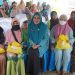 PJ KETUA PKK HJ. RUSNAWATI TINJAU PASAR MURAH DAN BAGIKAN BANSOS DI DESA GAMBAH DALAM