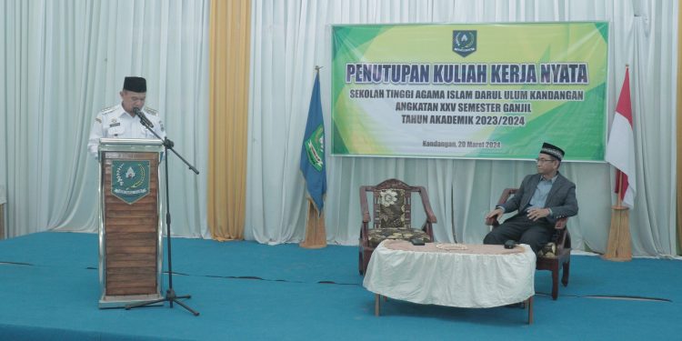 PJ BUPATI HULU SUNGAI SELATAN MENUTUP SECARA RESMI KULIAH KERJA NYATA (KKN) SEKOLAH TINGGI AGAMA ISLAM (STAI) DARUL ULUM KANDANGAN ANGKATAN XXV
