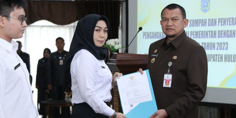 SERAHKAN SK PPPK SECARA LANGSUNG, PJ BUPATI HARAP LAKSANAKAN TUGAS DENGAN PENUH DEDIKASI, INOVASI, LOYALITAS & TANGGUNG JAWAB