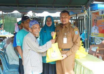 PJ BUPATI BERSAMA PJ KETUA TP PKK KAB. HSS TINJAU PASAR MURAH SEKALIGUS BAGIKAN BANSOS SECARA LANGSUNG KEPADA PENERIMA