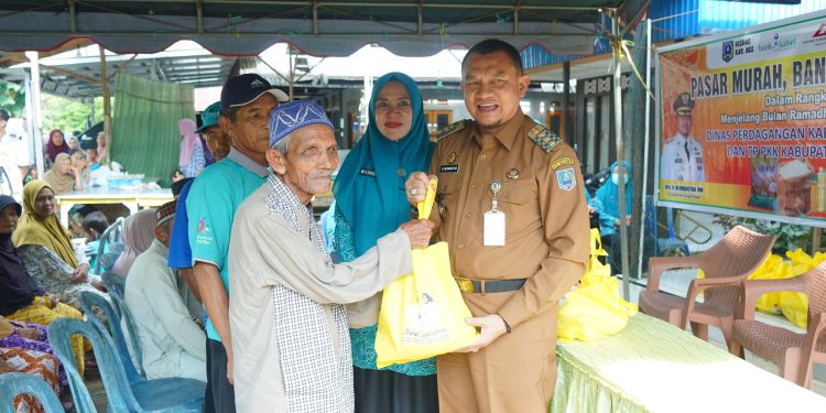 PJ BUPATI BERSAMA PJ KETUA TP PKK KAB. HSS TINJAU PASAR MURAH SEKALIGUS BAGIKAN BANSOS SECARA LANGSUNG KEPADA PENERIMA
