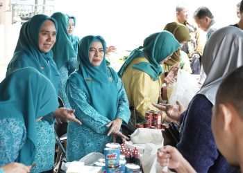 DUKUNGAN PEMKAB HSS UNTUK MASYARAKAT, PJ KETUA TP. PKK HJ. RUSNAWATI HADIRI PASAR MURAH DAN SERAHKAN BANSOS DI KECAMATAN PADANG BATUNG