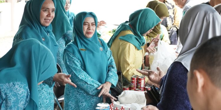 DUKUNGAN PEMKAB HSS UNTUK MASYARAKAT, PJ KETUA TP. PKK HJ. RUSNAWATI HADIRI PASAR MURAH DAN SERAHKAN BANSOS DI KECAMATAN PADANG BATUNG