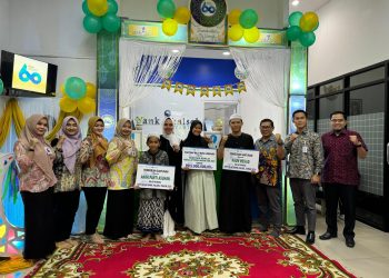 PJ. KETUA TP. PKK KAB. HSS SALURKAN BANTUAN KEMANUSIAAN MELALUI BANK KALSEL SYARIAH KANDANGAN