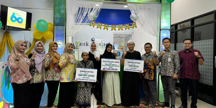 PJ. KETUA TP. PKK KAB. HSS SALURKAN BANTUAN KEMANUSIAAN MELALUI BANK KALSEL SYARIAH KANDANGAN